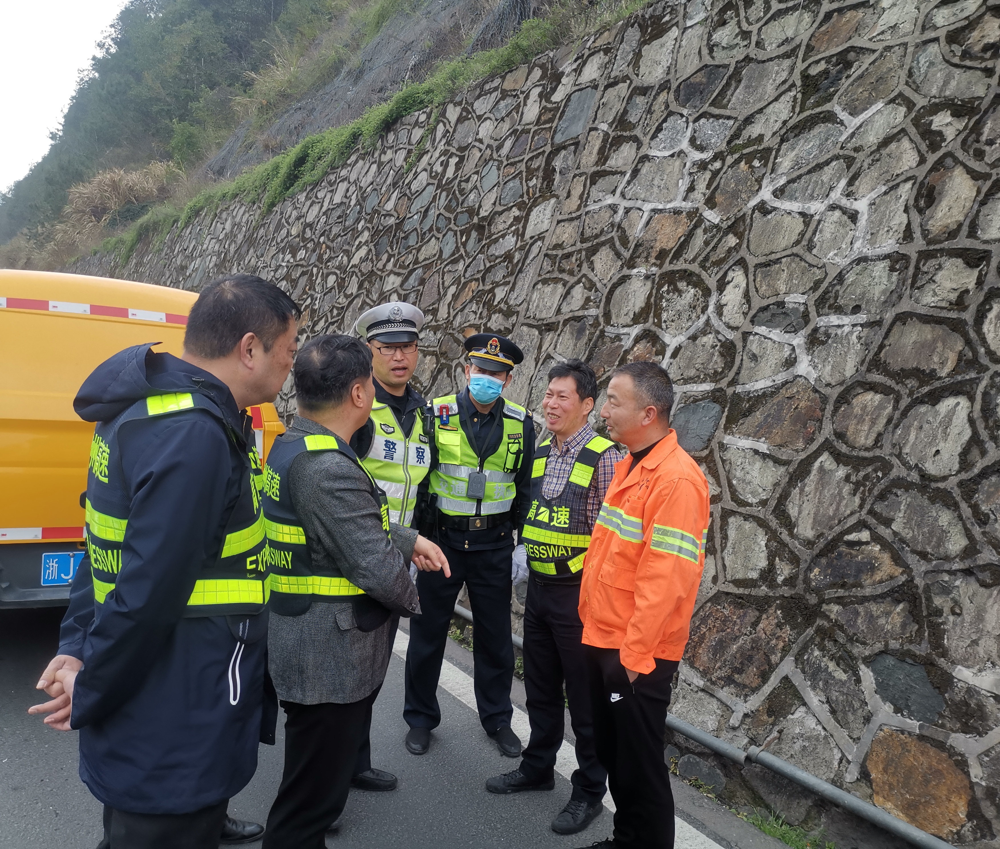 圖為對高邊坡進行檢查楊金梁攝 (2).jpg