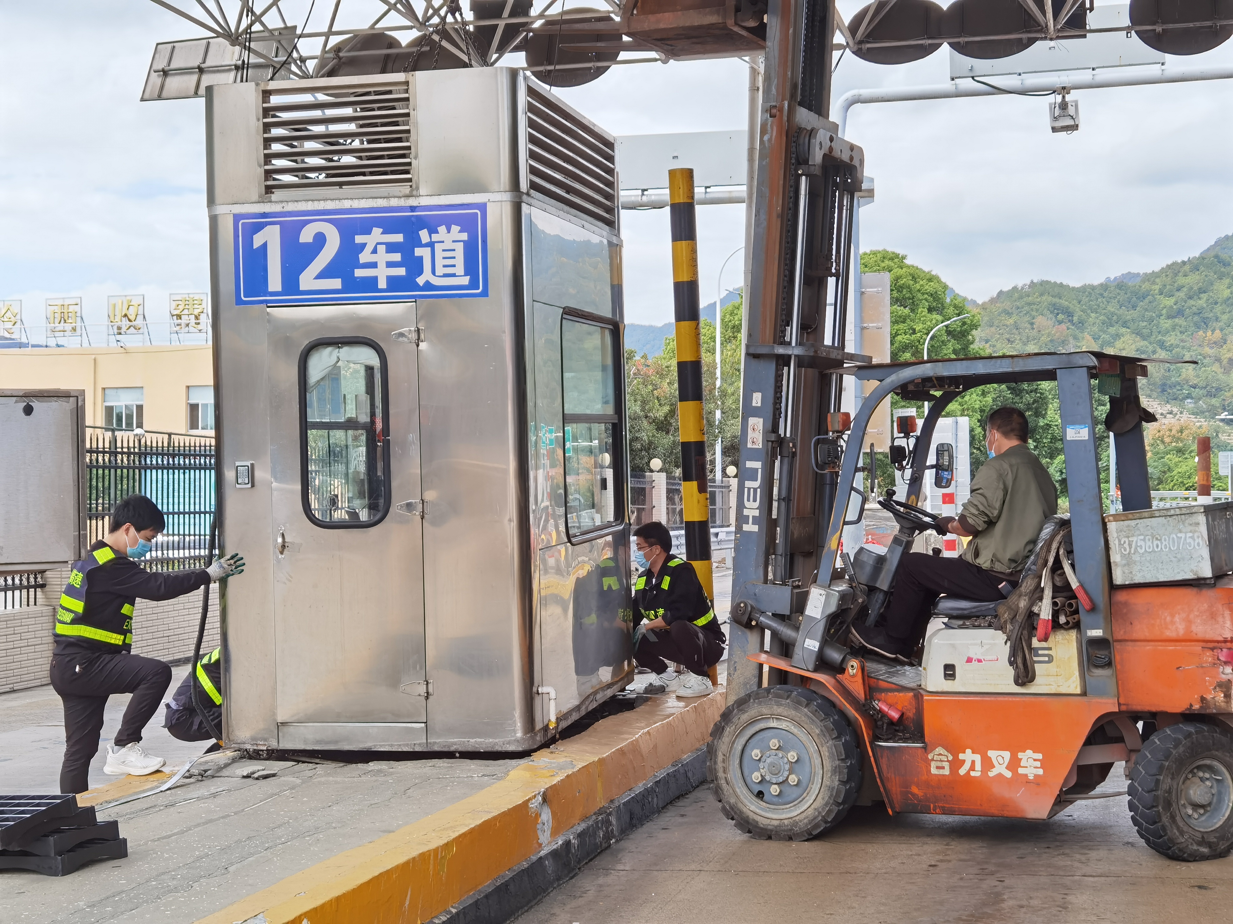 20221025維養(yǎng)中心、施救中心聯合對崗亭進行搶修1——鄭霞霞拍攝.jpg